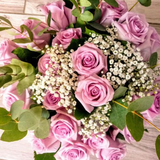 Mosca bouquet di rose rosa e gypsophila bianca