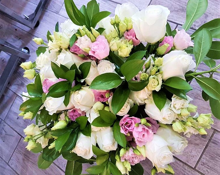 Bali bouquet rose bianche e lisianthus