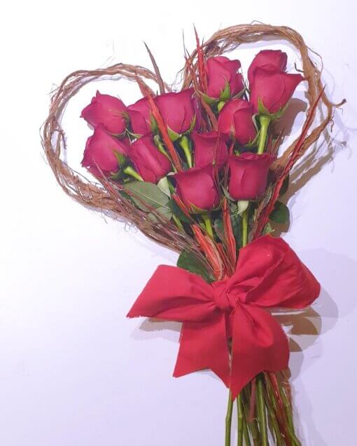 Parigi bouquet d'amore con 12 Rose rosse e cuore
