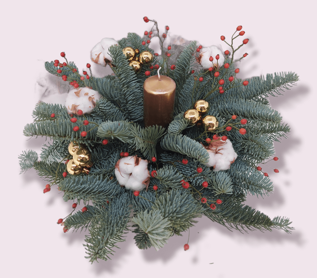 Centrotavola natalizio classsico con candela e decorazioni oro abete bacche e fiori di cotone