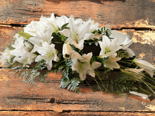 Cuscino funebre copribara di Lilium bianchi