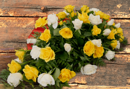 Cuscino funebre copribara rose gialle e bianche