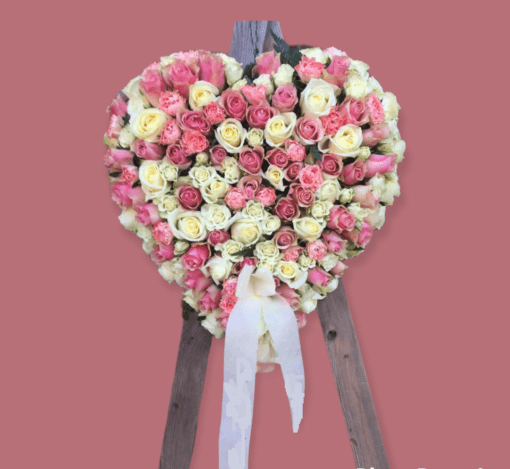 Corona funebre a forma di cuore di rose