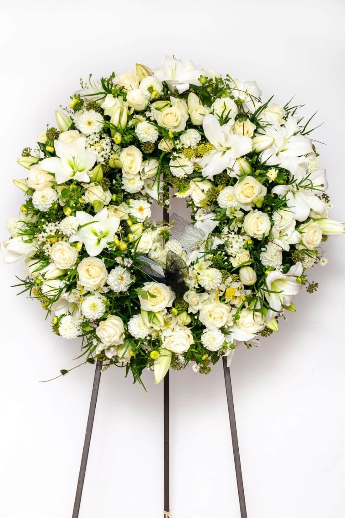 Corona funebre di Fiori misti bianco - Consegna Fiori Funerale