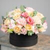 Romantico box a cilindro con rose e fiori misti