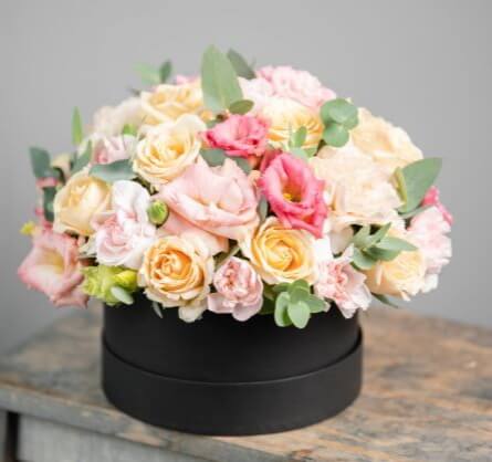 Romantico box a cilindro con rose e fiori misti