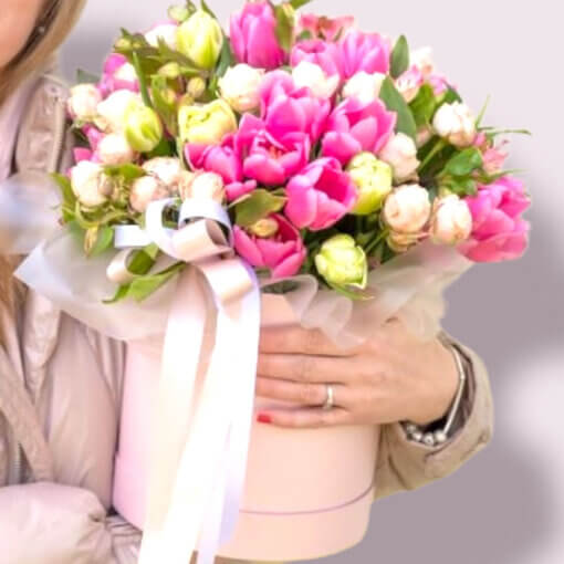Spring - con tulipani, roselline e fiori di stagione