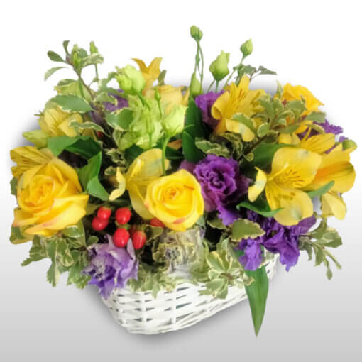 Composizione di Rose gialle e Fiori misti assortiti in cesto. Flower delivery Milano e Roma