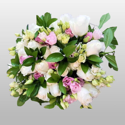 Consegna a domicilio fiori e piante a Milano e Roma bouquet rose bianche e lisianthus