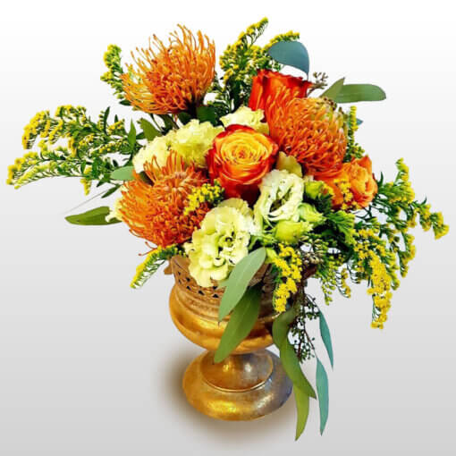 Flower delivery Milano e roma. Composizione in vaso con Nutan, Rose arancio, Lisianthus e Solidago