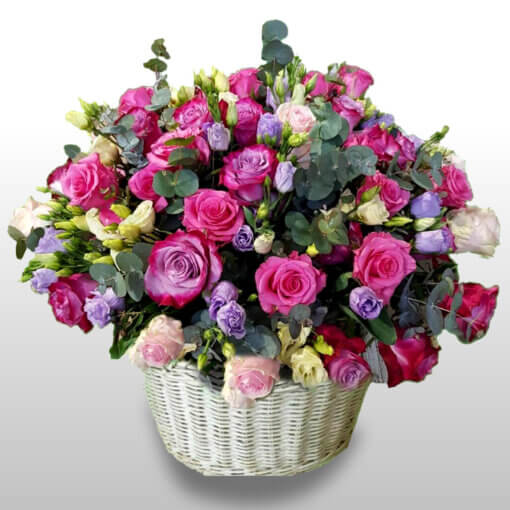 50 Rose rosa in cesto con steli di Lisianthus e verde decorativo. Flower delivery Milano e Roma